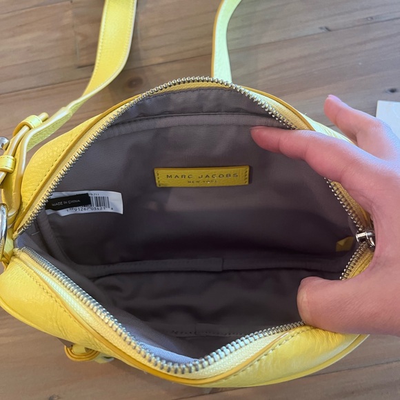 Marc Jacobs crossbody bag in banana cream - Picture 2 of 3